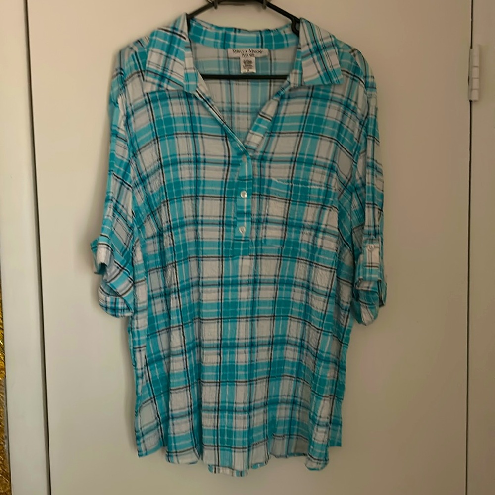 Rebecca Malone plus size seer sucker type ss 1/4 button top size 2X